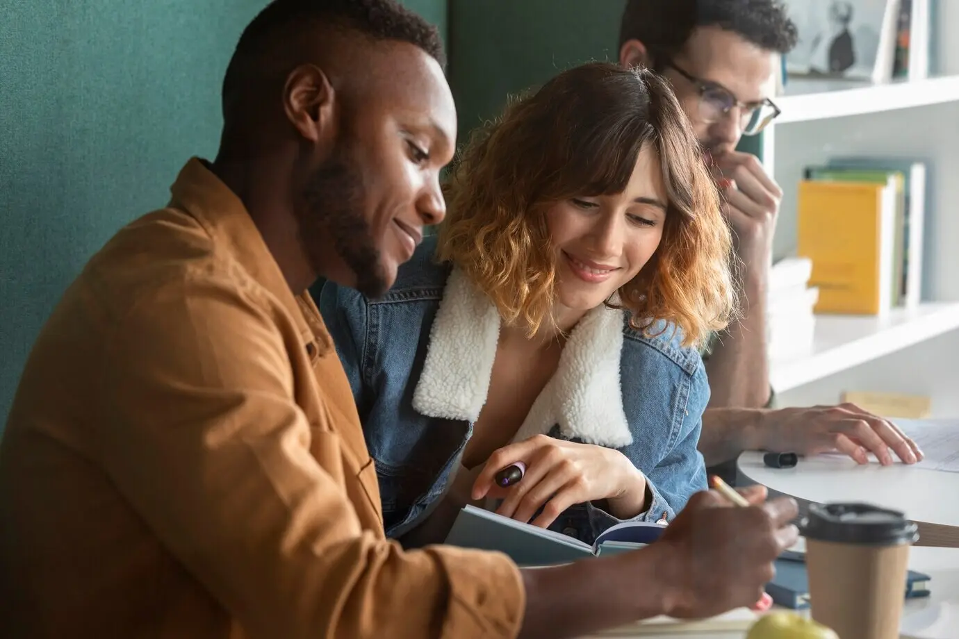 Коллеги занимаются по тетрадям во время учебного занятия