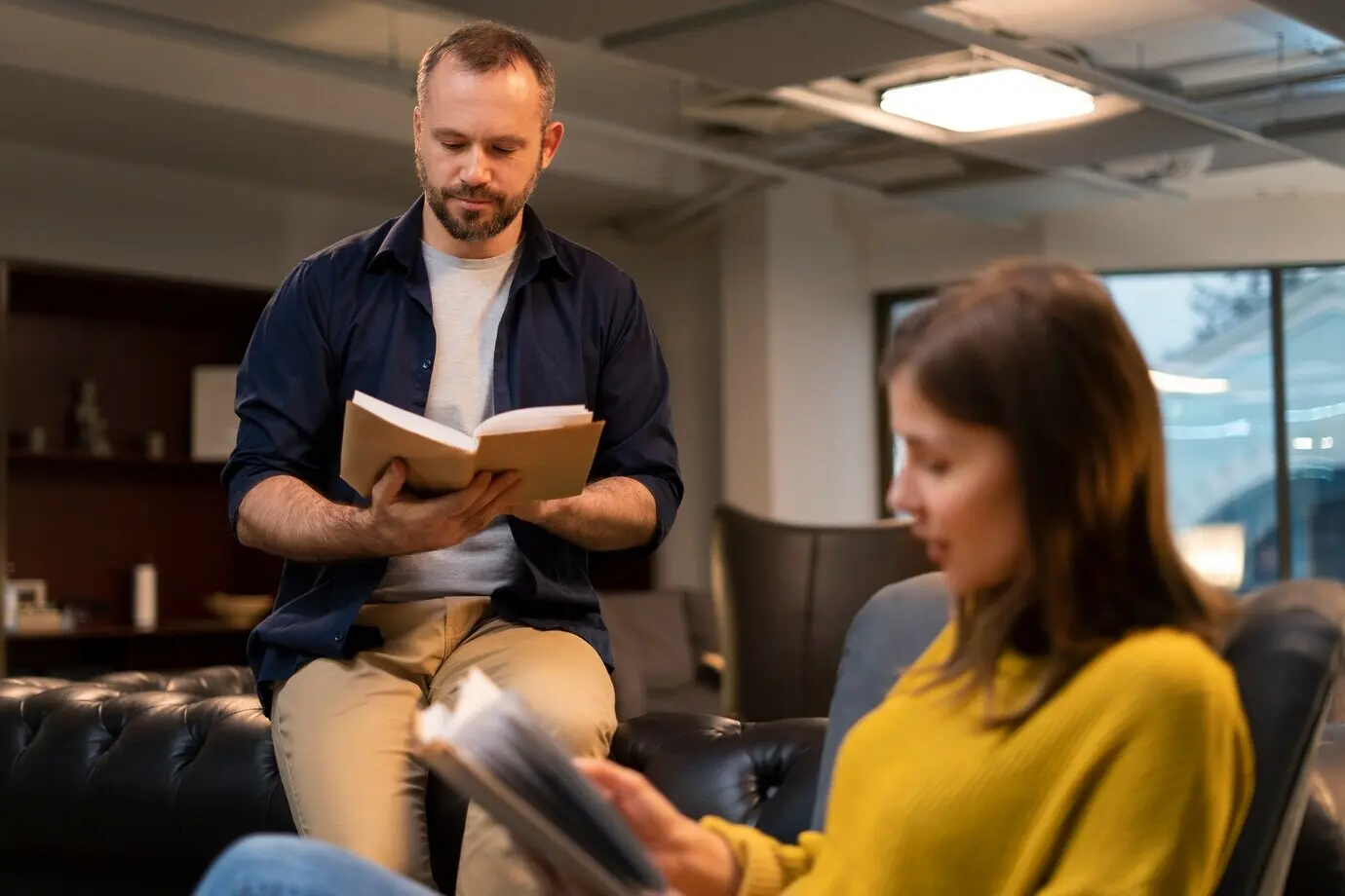 Средний план: люди читают в ресторане.