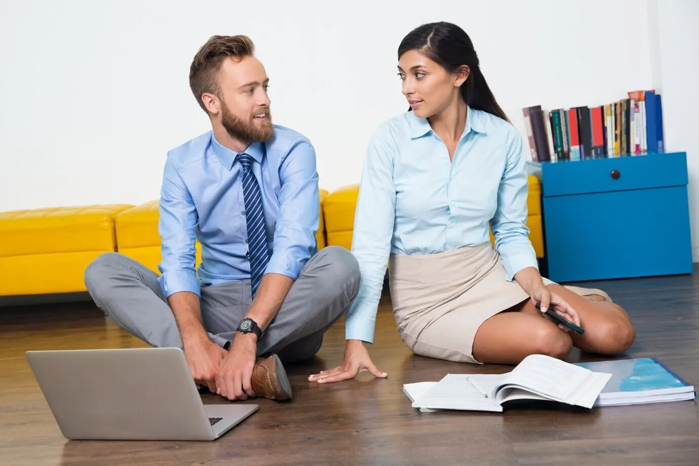 Взрослый человек на полу, держит; успех командной работы.